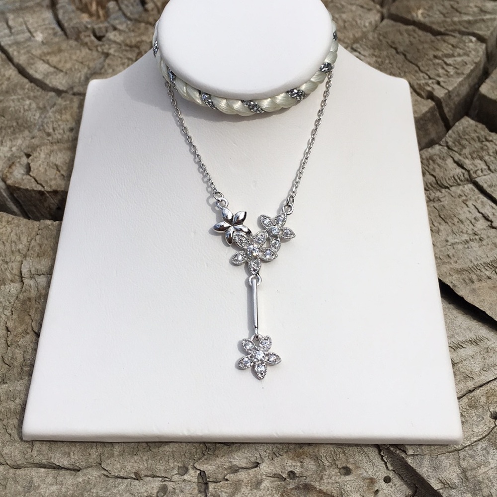 🌸New Sterling Silver Flower Dangling Necklace🌸